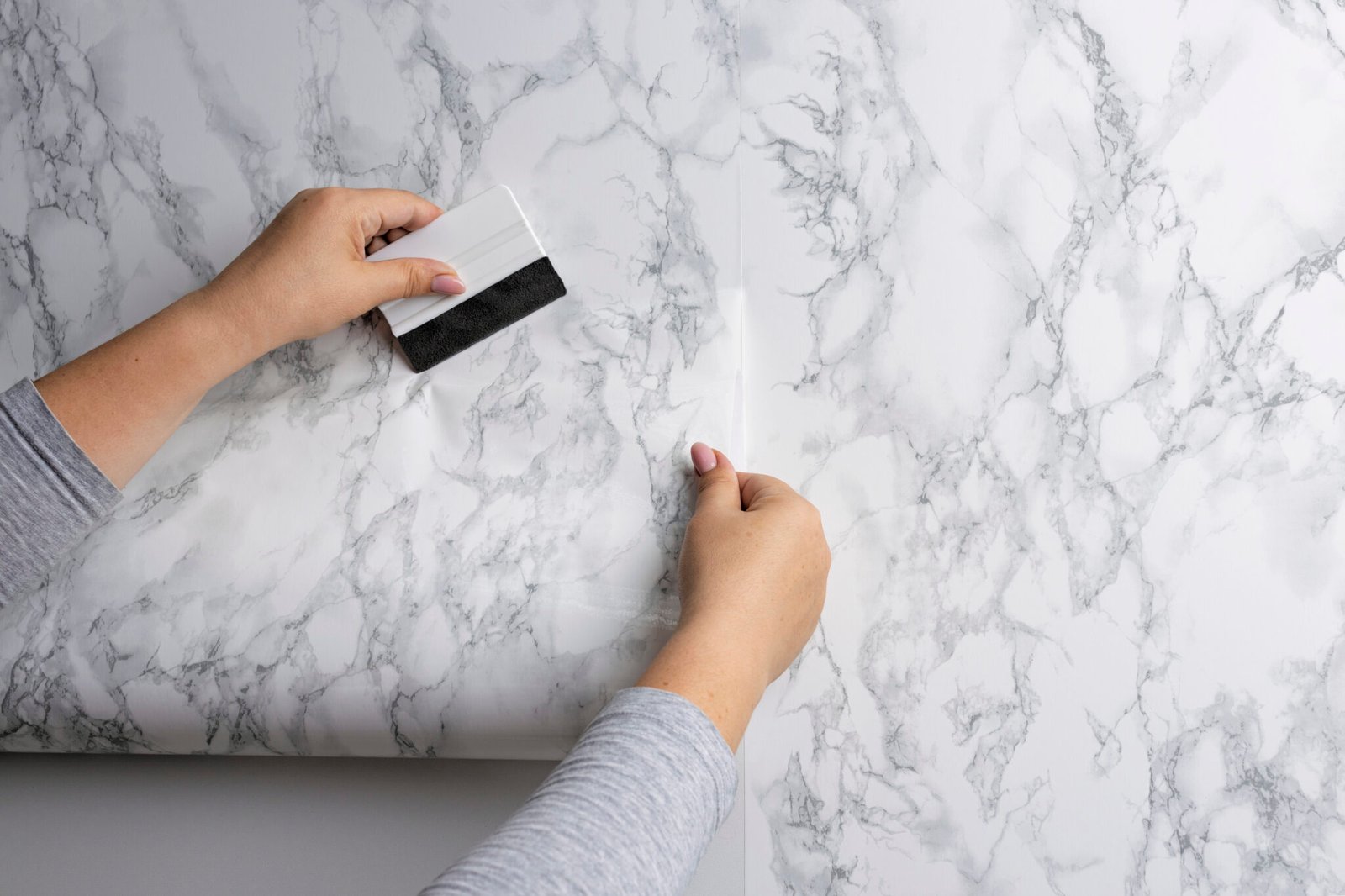 still-life-putting-up-decorative-vinyls